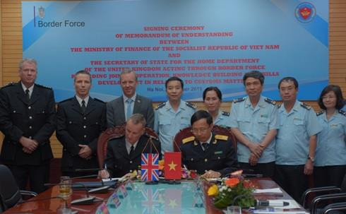 越南海关与英国边境部队管理局签署合作备忘录加强业务合作 ảnh 1 越南海关与英国边境部队管理局签署合作备忘录加强业务合作 ảnh 1