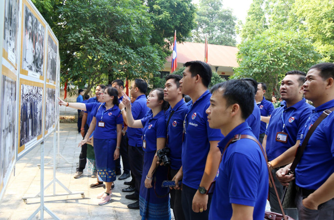 老挝人民革命青年代表团访问越南和平省 ảnh 2 老挝人民革命青年代表团访问越南和平省 ảnh 2