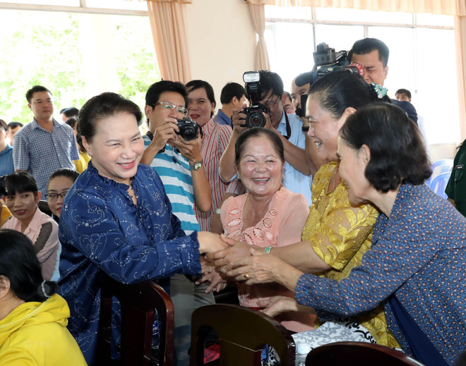 国会主席阮氏金银接待芹苴市选民 ảnh 1