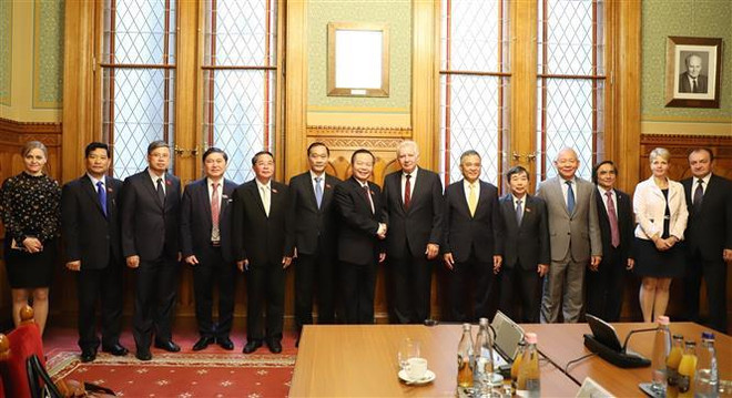 越南国会副主席冯国显对匈牙利进行工作访问 ảnh 1