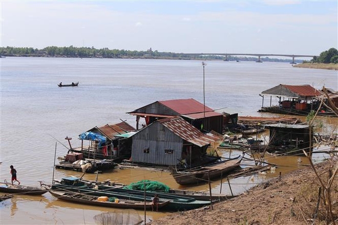 越南驻柬埔寨大使馆代表团看望慰问柬埔寨灾民 ảnh 2 越南驻柬埔寨大使馆代表团看望慰问柬埔寨灾民 ảnh 2
