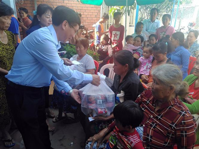 越南驻柬埔寨大使馆代表团看望慰问柬埔寨灾民 ảnh 1 越南驻柬埔寨大使馆代表团看望慰问柬埔寨灾民 ảnh 1