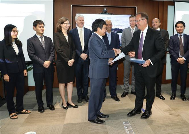 亚行援建越南最大水上漂浮式光伏电站 ảnh 1