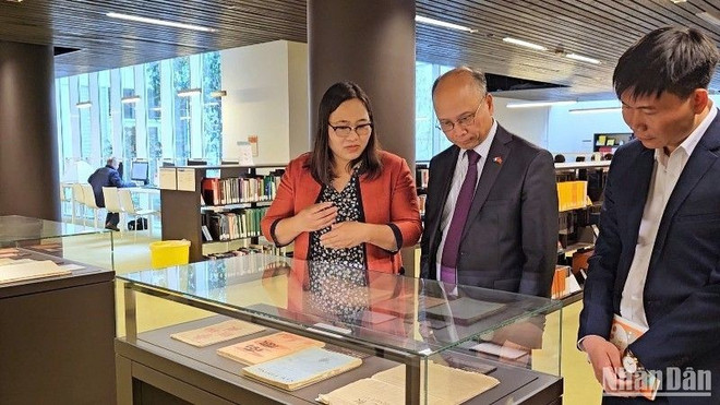 越南语字母出版物展亮相法国 ảnh 1 越南语字母出版物展亮相法国 ảnh 1