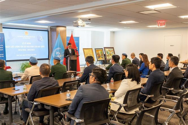 越南常驻联合国代表团举行联合国维和人员国际日75周年纪念活动 ảnh 1
