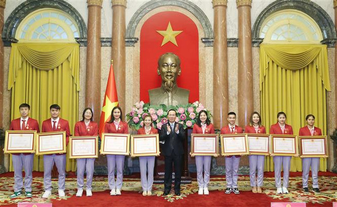 越南国家主席武文赏会见载誉归来的第32届东运会越南体育代表团 ảnh 3 越南国家主席武文赏会见载誉归来的第32届东运会越南体育代表团 ảnh 3