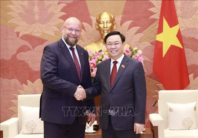 越南国会主席王廷惠会见捷克众议院副议长扬·巴尔托谢克 ảnh 1