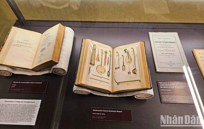 越南语字母出版物展亮相法国 ảnh 2 越南语字母出版物展亮相法国 ảnh 2