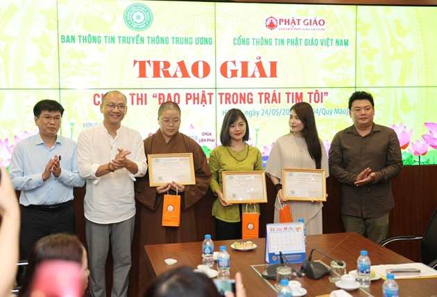 组委会向参加“我心中的佛教”大赛的六件作品颁发奖项 ảnh 2 组委会向参加“我心中的佛教”大赛的六件作品颁发奖项 ảnh 2
