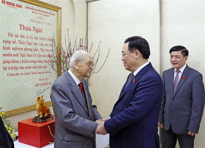 越南国会主席王廷惠走访慰问国会已故领导家属 ảnh 1 越南国会主席王廷惠走访慰问国会已故领导家属 ảnh 1