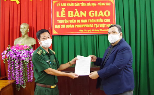 巴地头顿省向菲律宾驻胡志明市总领事馆移交海上遇险的菲律宾船员 ảnh 1