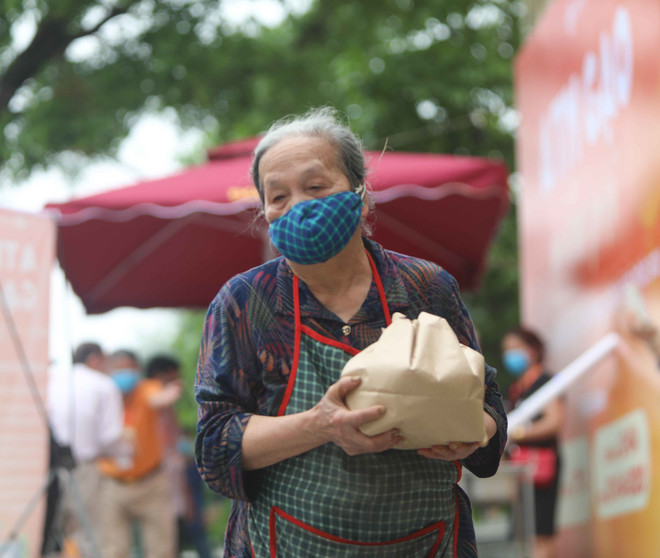 河内市首台“取米机”问世助力困难群众渡过疫情难关 ảnh 3 河内市首台“取米机”问世助力困难群众渡过疫情难关 ảnh 3