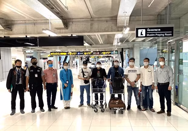 越南驻泰国大使馆成功帮助在素万那普国际机场滞留的7名越南公民回国 ảnh 1