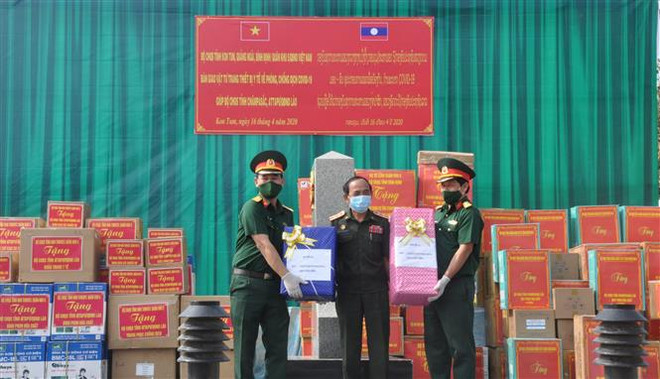 越南向老挝各地援助防疫物资 ảnh 1 越南向老挝各地援助防疫物资 ảnh 1