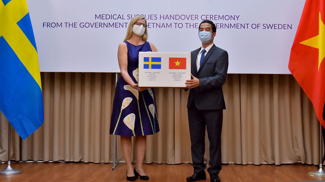 越南向瑞典赠送防疫物资 ảnh 1 越南向瑞典赠送防疫物资 ảnh 1