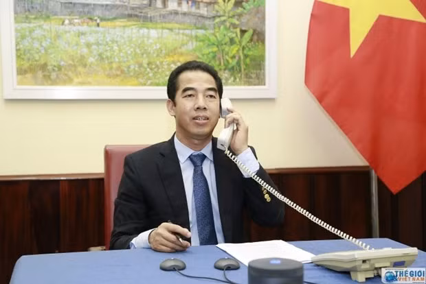 越南外交部副部长与英国务卿通电话 ảnh 1