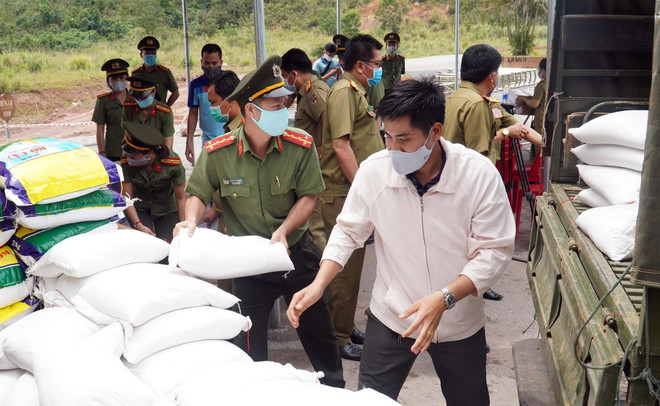 承天顺化省向老挝捐赠医疗物资和必需品 ảnh 1