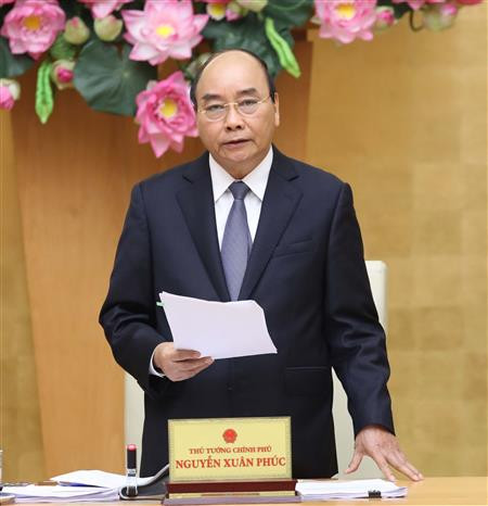 政府总理阮春福主持召开政府与各地方视频会议 讨论应对疫情影响各大措施 ảnh 2