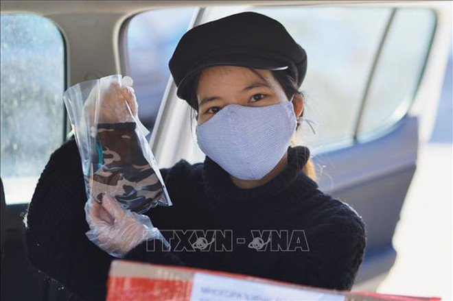 新冠肺炎疫情:疫情中越南人发放爱心口罩为俄罗斯人送温暖 ảnh 1 新冠肺炎疫情:疫情中越南人发放爱心口罩为俄罗斯人送温暖 ảnh 1
