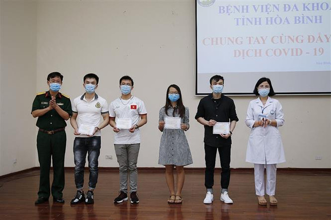 在和平省综合医院接受治疗的四例新冠肺炎病例治愈出院 ảnh 1