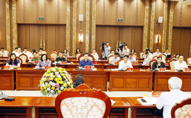 越南国会主席阮氏金银出席河内市党代会政治报告草案征求意见会 ảnh 2