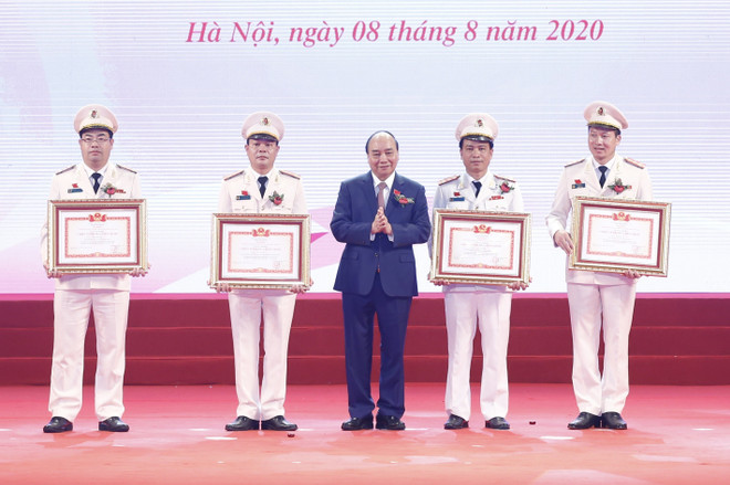 政府总理阮春福:公安力量应以为服务人民效果为竞赛目标 ảnh 1 政府总理阮春福:公安力量应以为服务人民效果为竞赛目标 ảnh 1