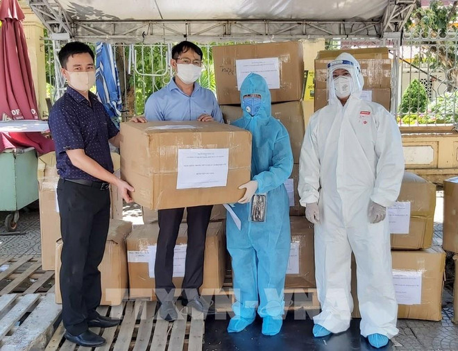 越通社向岘港市赠送1.6万只N95口罩和防疫物资 ảnh 1