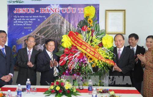 越南政府副总理阮春福走访慰问越南基督教传教协会和顺化总教区的主教座堂 ảnh 1 越南政府副总理阮春福走访慰问越南基督教传教协会和顺化总教区的主教座堂 ảnh 1