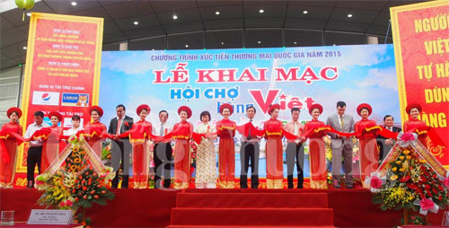 2015年岘港市越南商品展销会:50多份合同和备忘录得到签署 ảnh 1 2015年岘港市越南商品展销会:50多份合同和备忘录得到签署 ảnh 1