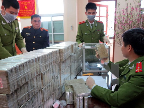 越南奠边省同老挝安全指挥部逮捕涉嫌非法贩卖毒品的5名老挝嫌疑人 ảnh 1