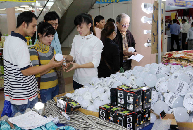 400多间展会参加2015年岘港市越南商品展销会 ảnh 2 400多间展会参加2015年岘港市越南商品展销会 ảnh 2