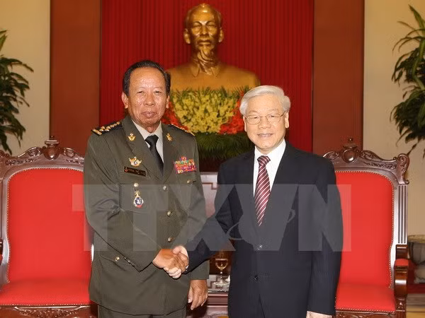 越共中央总书记阮富仲会见柬埔寨政府副首相兼国防大臣迪班 ảnh 1 越共中央总书记阮富仲会见柬埔寨政府副首相兼国防大臣迪班 ảnh 1