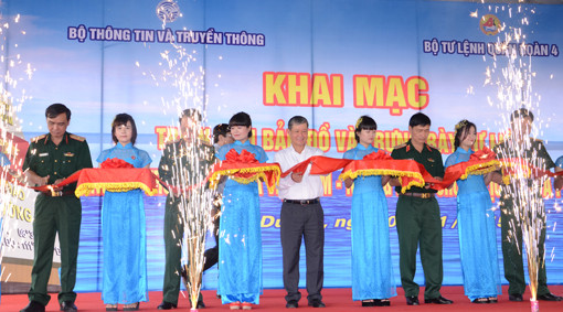 题为“越南黄沙长沙—历史证据和法律依据”资料展在平阳省举行 ảnh 1