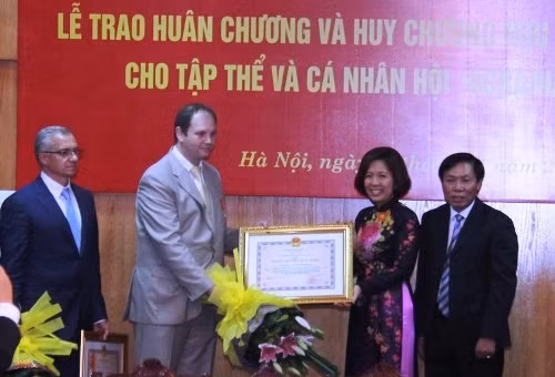 乌越协会集体和个人荣获越南友谊勋章和友谊徽章 ảnh 1