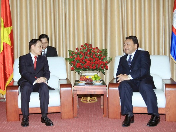 越南外交部代表团前往柬埔寨驻越大使馆庆祝国庆62周年 ảnh 1 越南外交部代表团前往柬埔寨驻越大使馆庆祝国庆62周年 ảnh 1