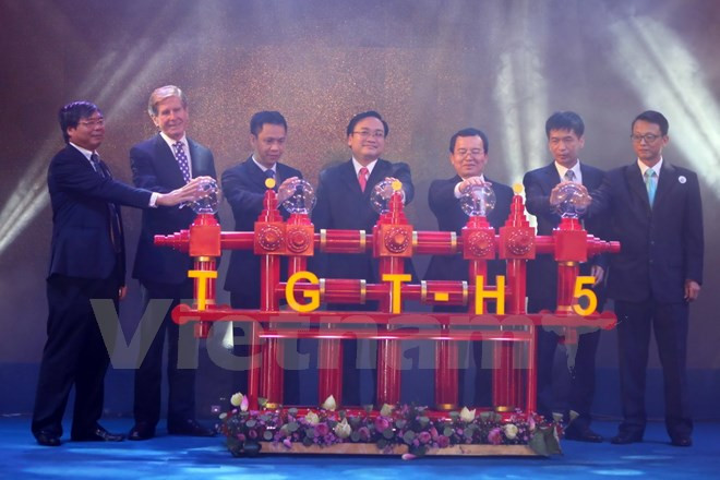 越南白犀牛油田H5钻井台出油仪式在胡志明举行 ảnh 1 越南白犀牛油田H5钻井台出油仪式在胡志明举行 ảnh 1