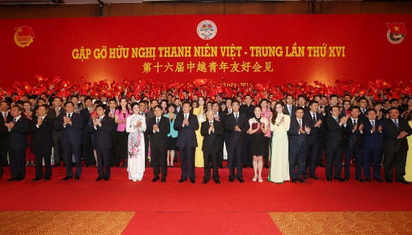 阮富仲总书记和习近平总书记共同会见越中青年代表 ảnh 3