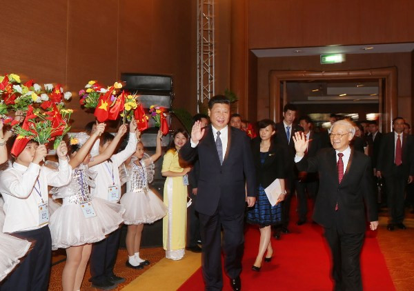 阮富仲总书记和习近平总书记共同会见越中青年代表 ảnh 1