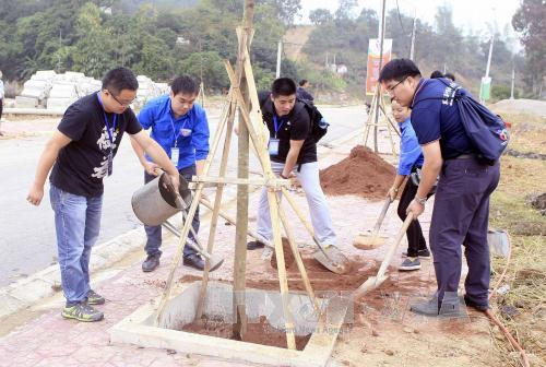第三届越中青年大联欢:两国青年在谅山共植友谊树 ảnh 2 第三届越中青年大联欢:两国青年在谅山共植友谊树 ảnh 2