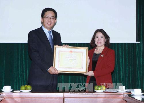 中国红十字会向越南中部洪水灾民捐款 ảnh 1