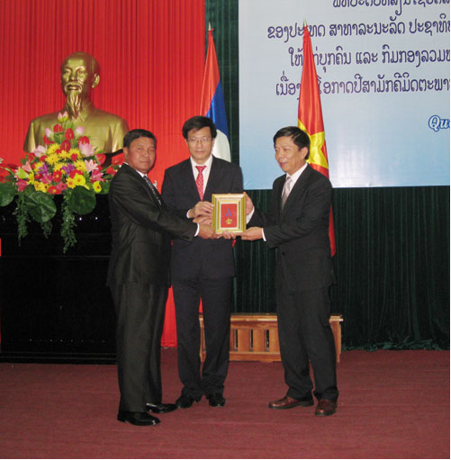 越南广平省志愿军干部和专家荣获老挝人民民主共和国勋章 ảnh 1 越南广平省志愿军干部和专家荣获老挝人民民主共和国勋章 ảnh 1