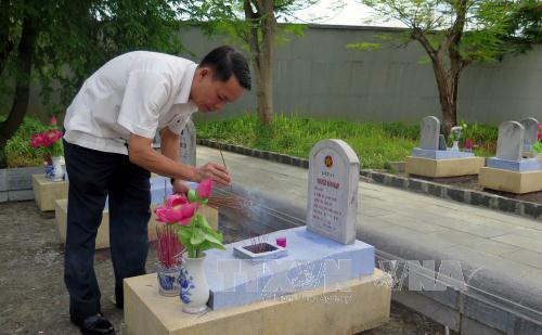 越南荣军烈士日69周年:越通社社长走访慰问广治省优抚家庭 ảnh 3 越南荣军烈士日69周年:越通社社长走访慰问广治省优抚家庭 ảnh 3