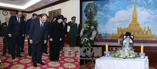 越南政府总理阮春福率团前往老挝驻越南大使馆悼念沙曼·维亚吉同志 ảnh 1
