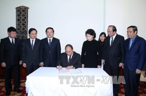 越南政府总理阮春福率团前往老挝驻越南大使馆悼念沙曼·维亚吉同志 ảnh 2