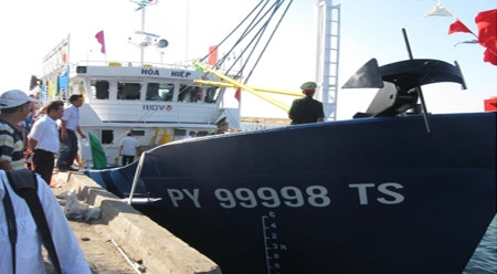 越南富安省最大钢壳渔船正式下水 ảnh 1