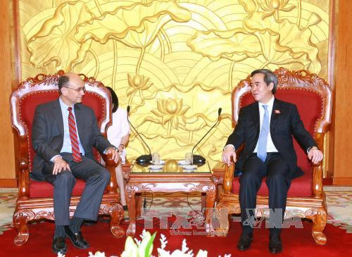 越共中央经济部部长阮文平会见美国财政部副部长内森·希茨 ảnh 1