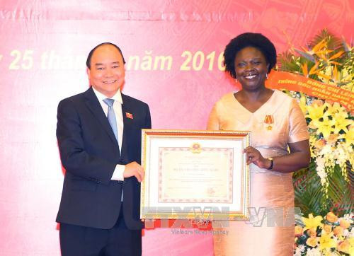 世行东亚与太平洋地区副行长维多利亚·克瓦荣获越南友谊勋章 ảnh 1