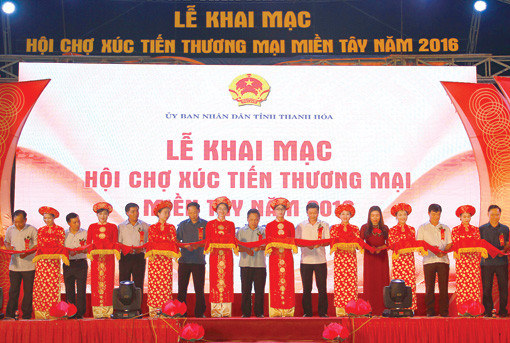 老挝企业参加2016年清化省西部地区贸易促进展览会 ảnh 1