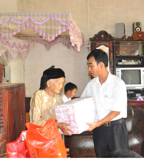 伤残军人与烈士日69周年:富寿省拨款5.15亿越盾 走访慰问伤残军人和烈士家属 ảnh 1 伤残军人与烈士日69周年:富寿省拨款5.15亿越盾 走访慰问伤残军人和烈士家属 ảnh 1