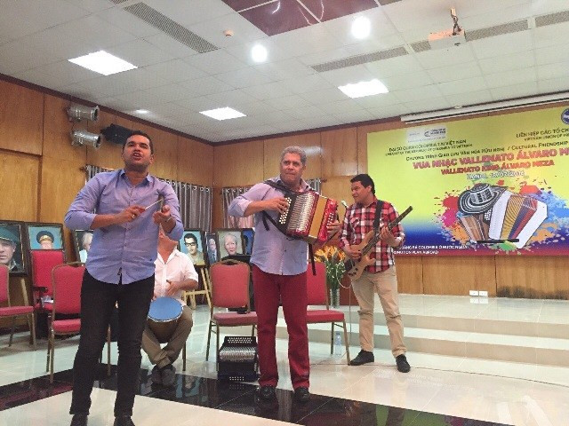 哥伦比亚手风琴艺人来越表演 ảnh 1 哥伦比亚手风琴艺人来越表演 ảnh 1